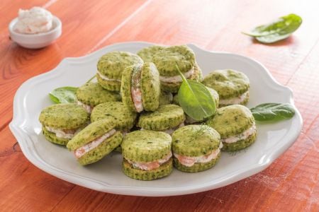 Galletas de espinacas con crema de salmón