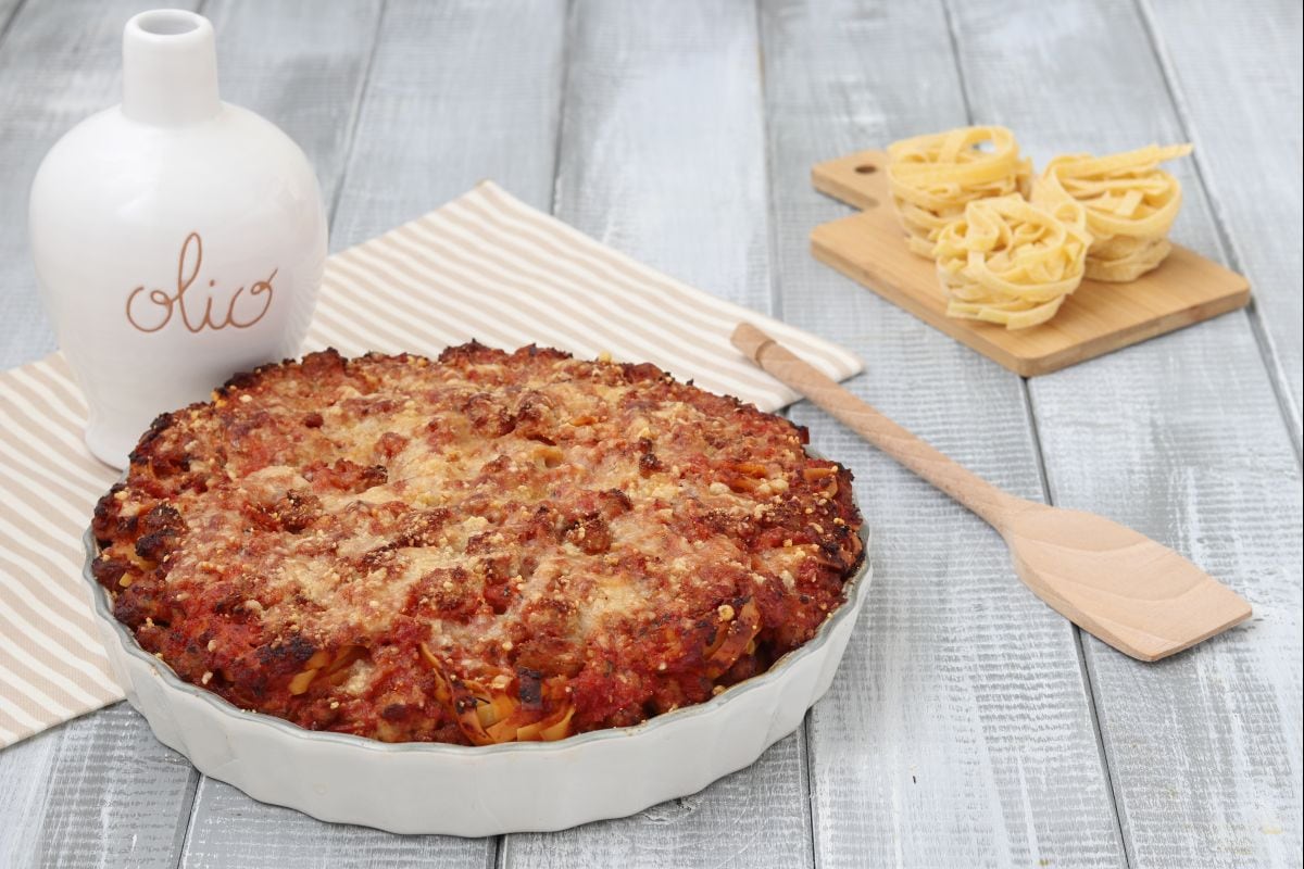 Nidos de tallarines con ragú de salchicha