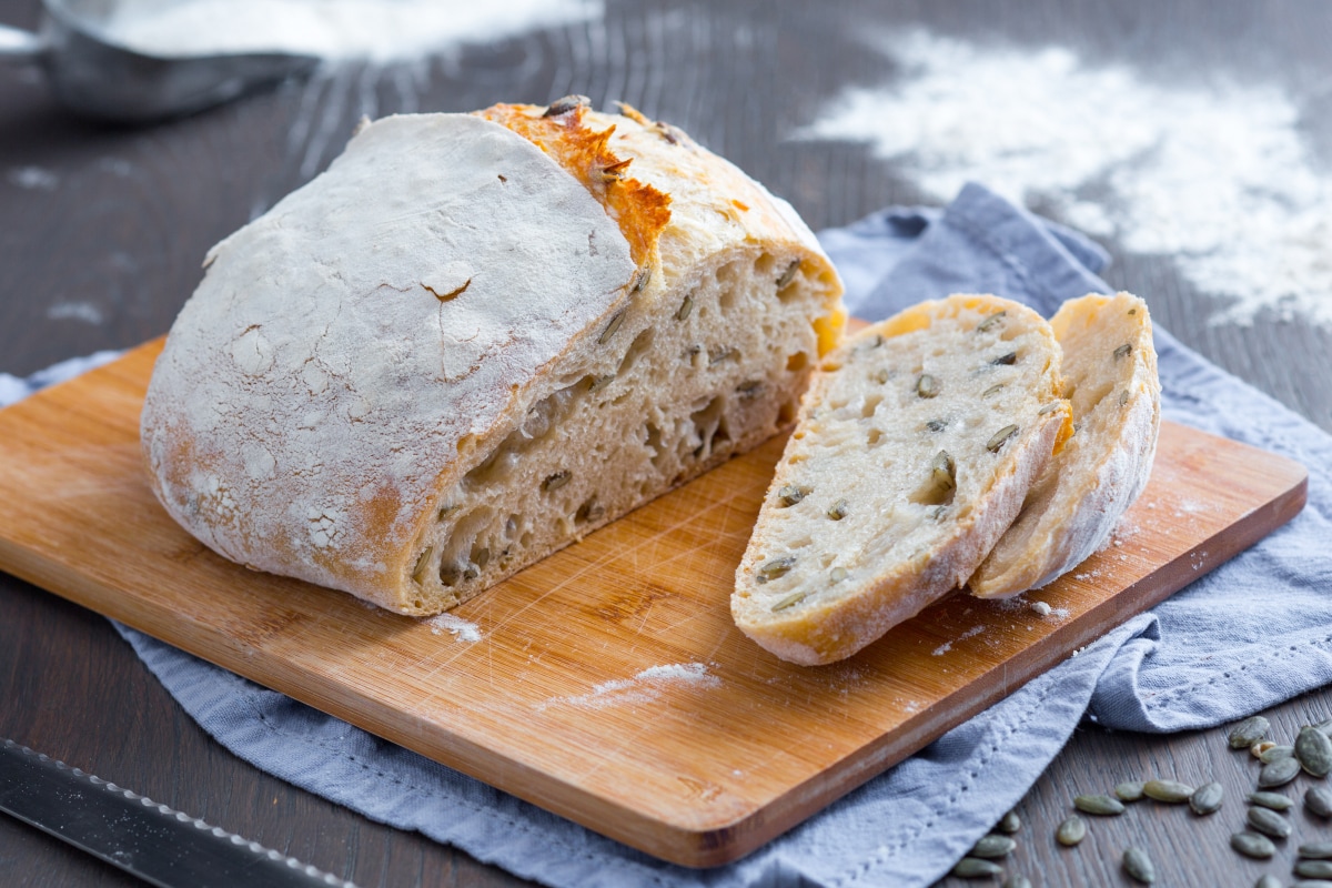 Pan con masa madre y semillas de calabaza