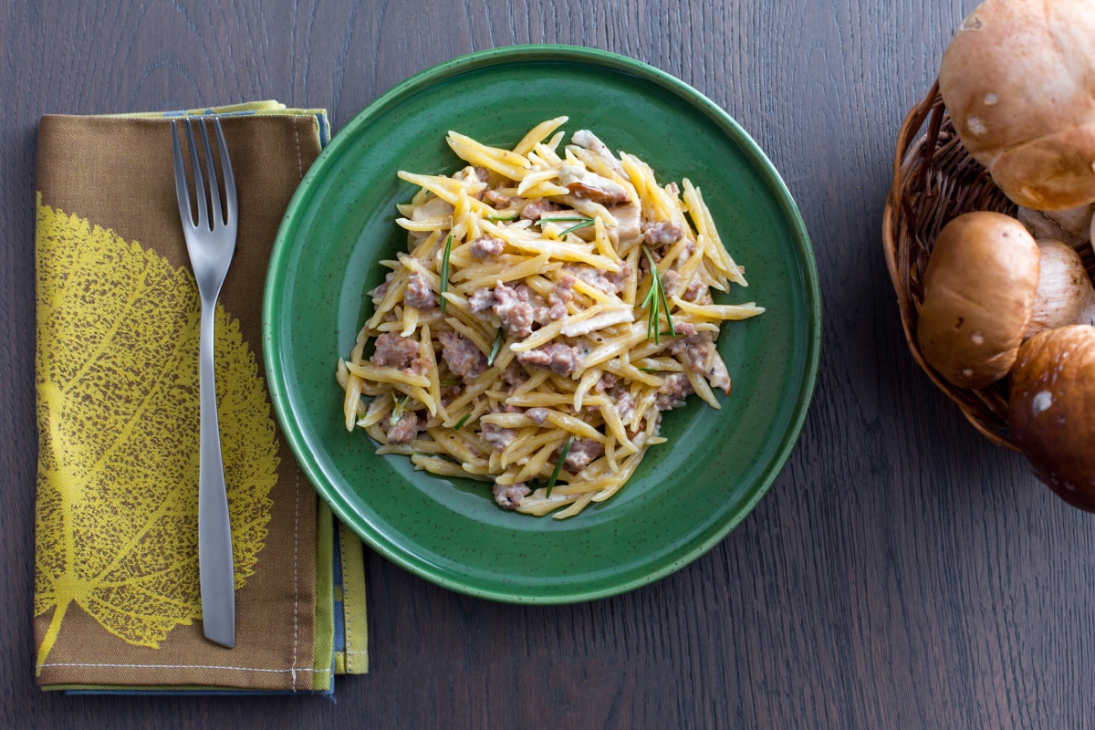 Pasta con setas y salchicha