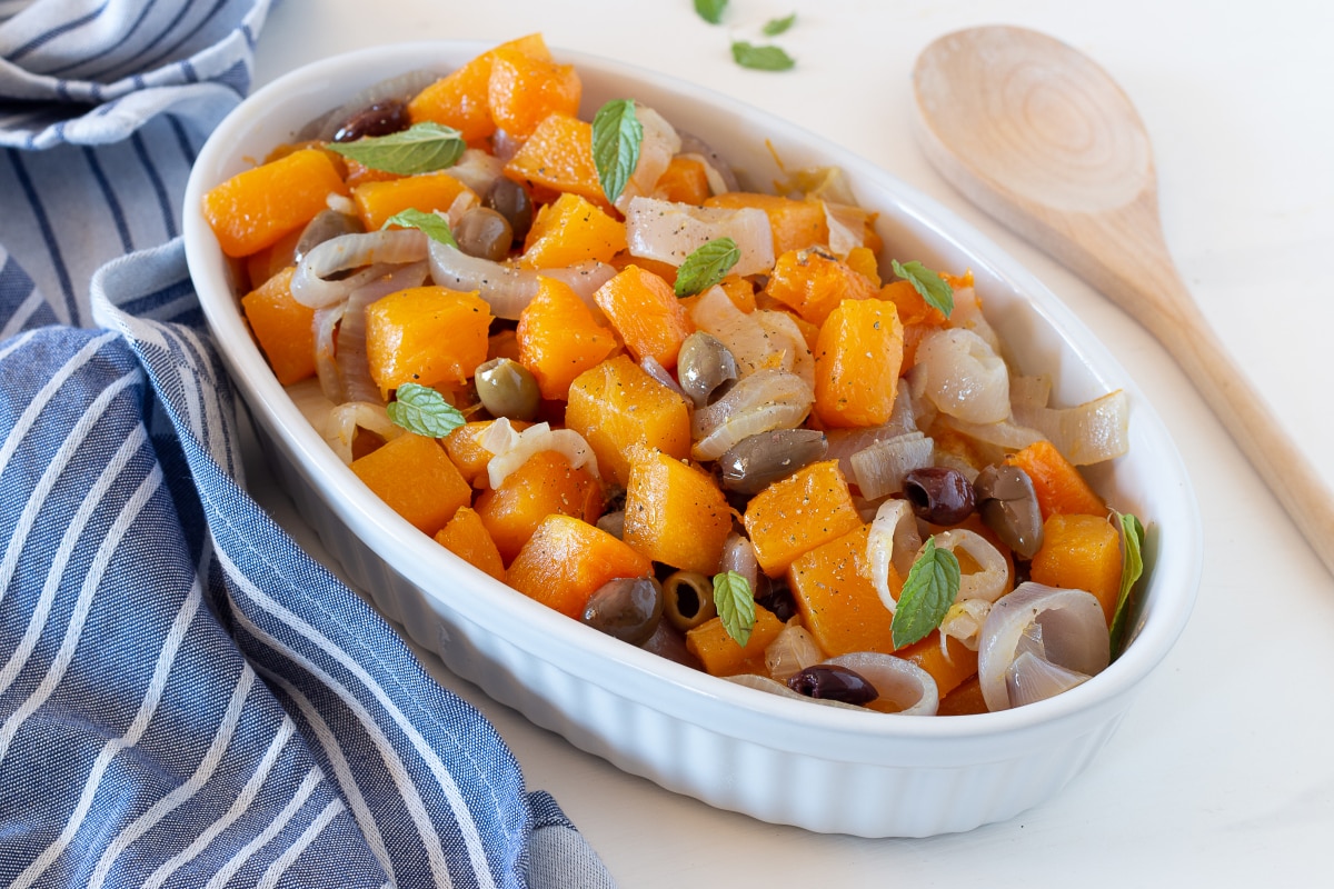 Calabaza en sartén con cebollas y aceitunas