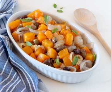 Calabaza en sartén con cebollas y aceitunas