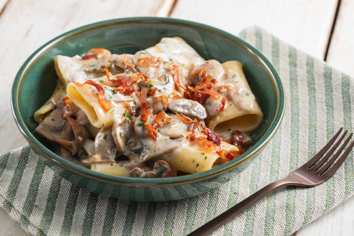Pasta con setas y speck