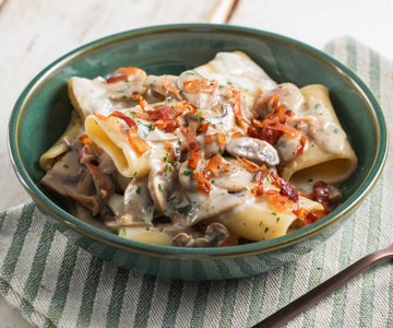 Pasta con setas y speck