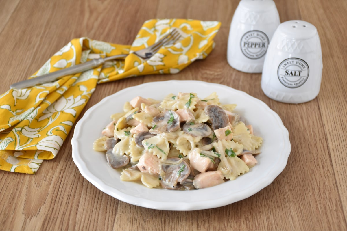 Pasta cremosa de salmón y champiñones