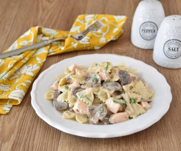 Pasta cremosa de salmón y champiñones