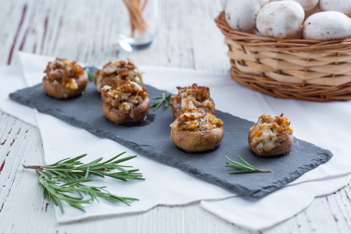 Champiñones rellenos de salchicha