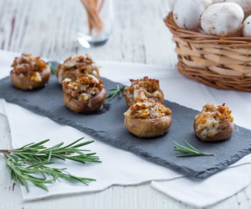 Champiñones rellenos de salchicha