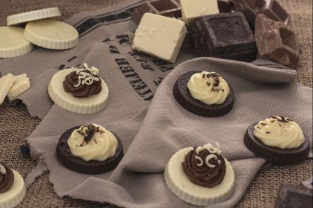 Pastelitos con crema de dos chocolates
