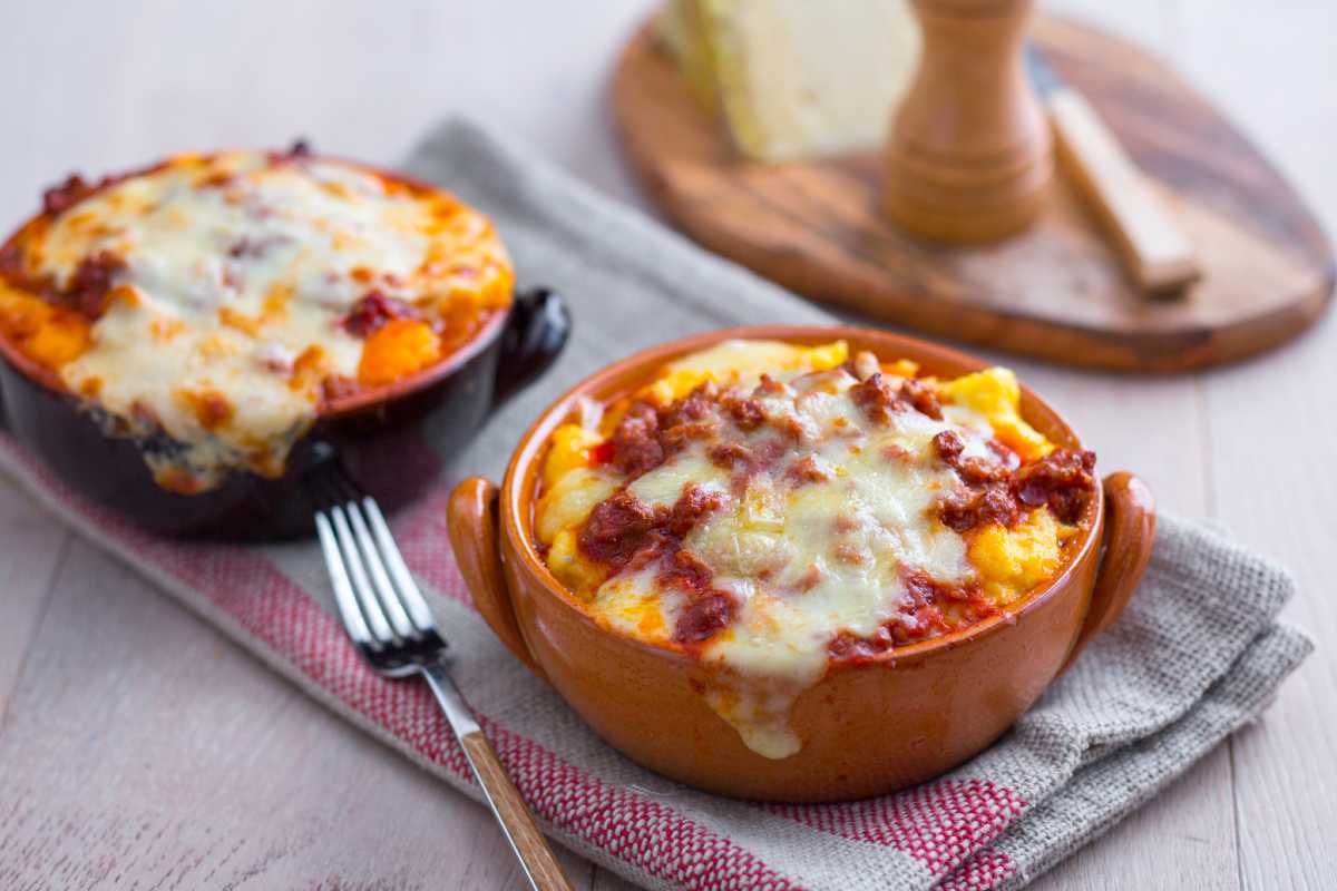 Polenta con salchicha y queso