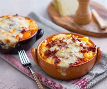 Polenta con salchicha y queso