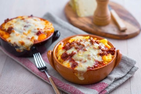 Polenta con salchicha y queso