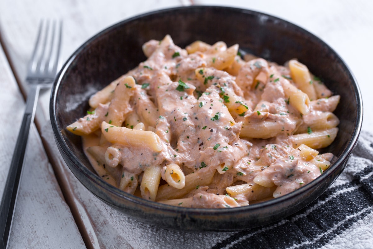 Penne al baffo con atún