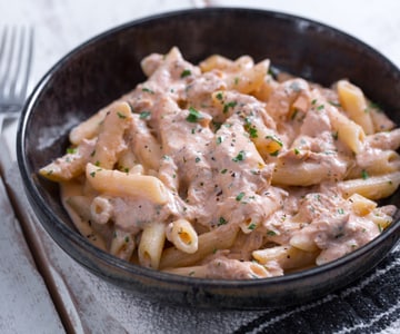 Penne al baffo con atún