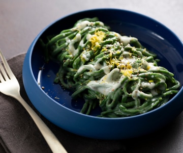 Espaguetis a la guitarra verdes con queso y pimienta