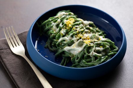Espaguetis a la guitarra verdes con queso y pimienta
