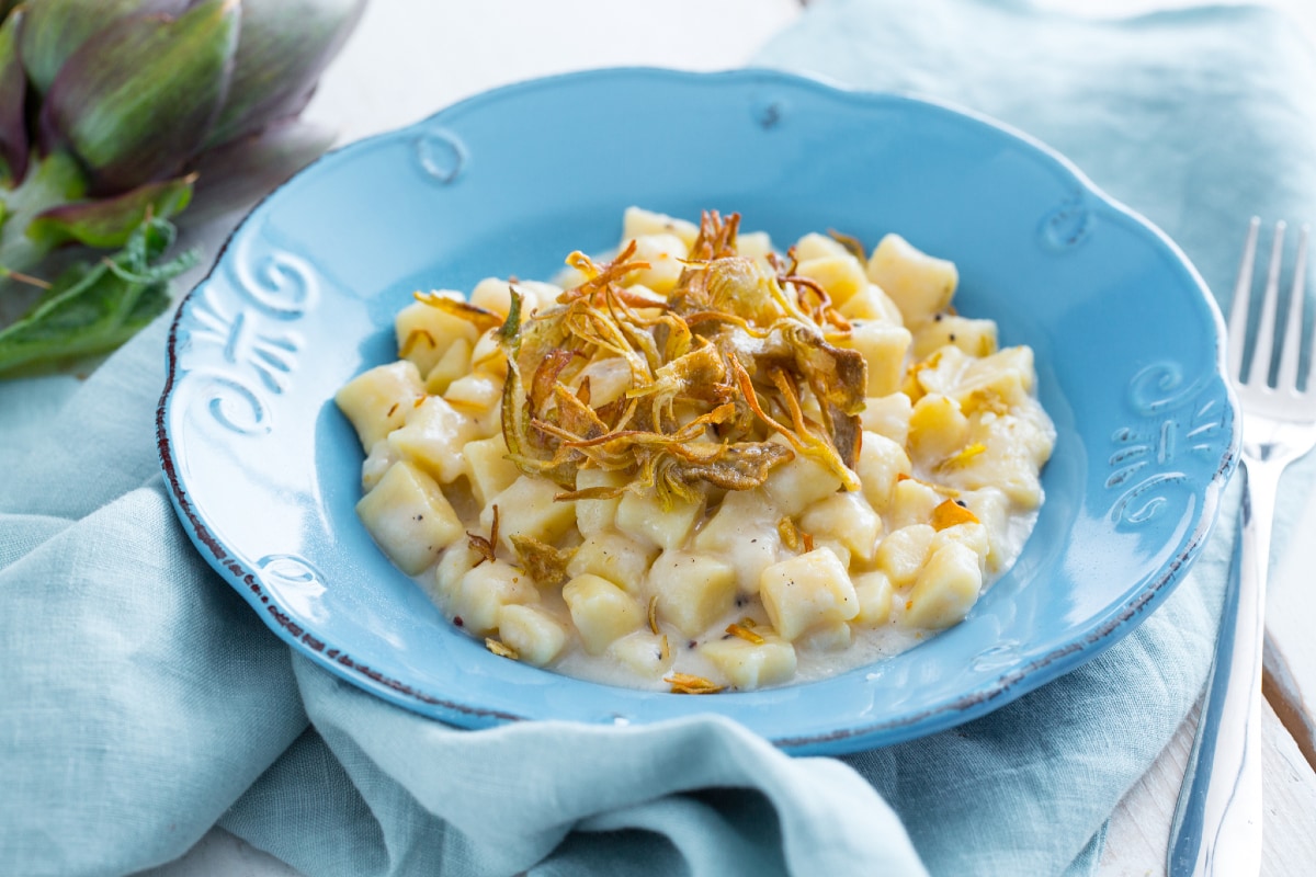 Gnocchi cacio y pepe con alcachofas crujientes