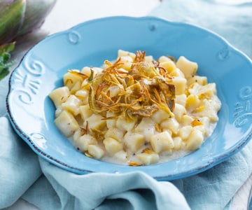 Gnocchi cacio y pepe con alcachofas crujientes