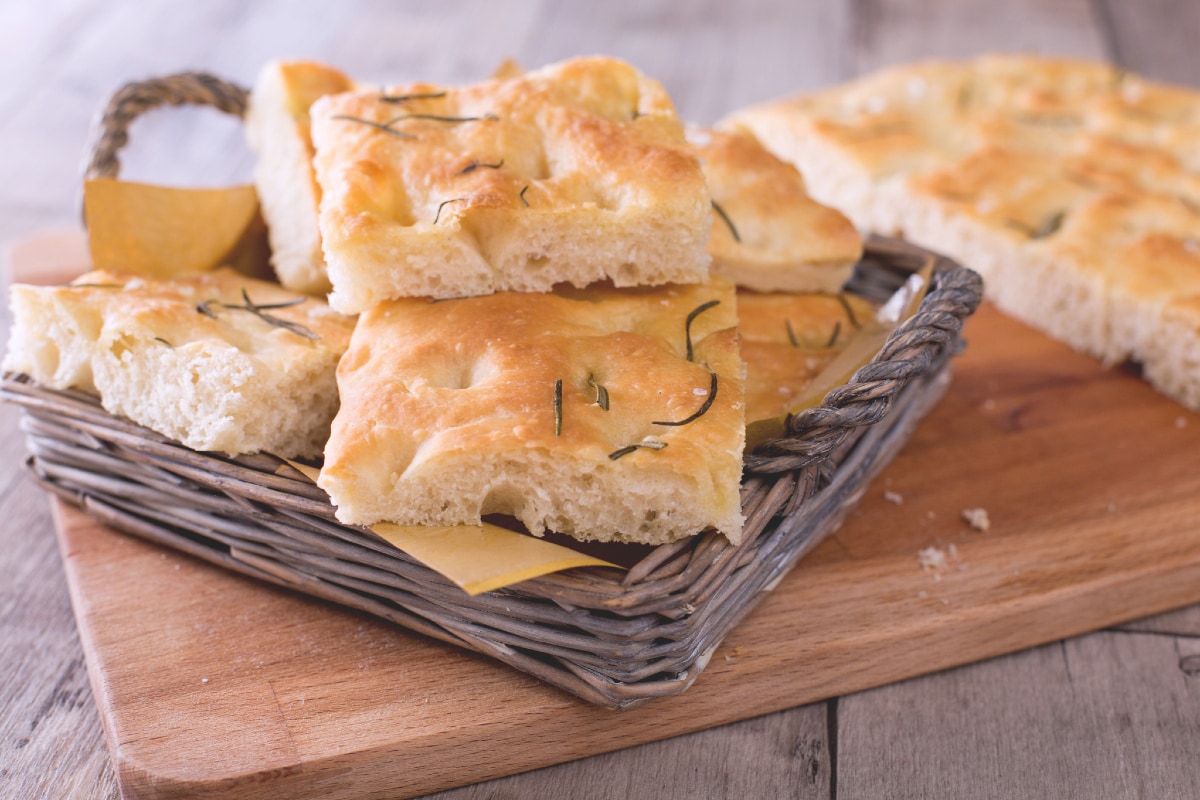 Focaccia simple hecha en casa
