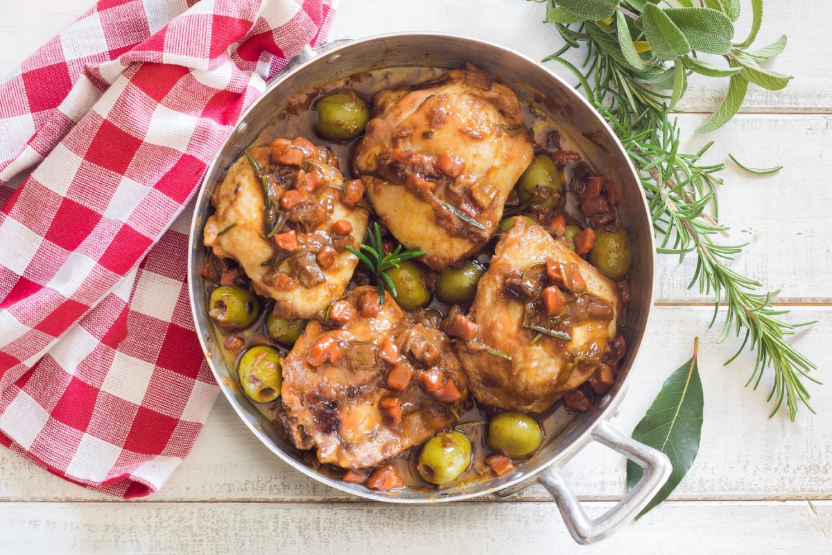 Pollo a la cazadora en blanco
