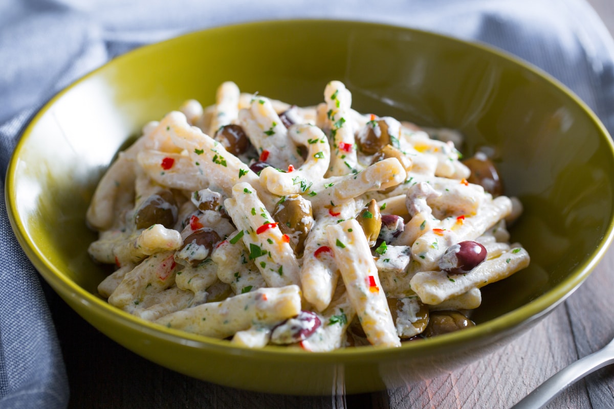 Casarecce con crema de ricotta, aceitunas y anchoas