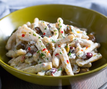 Casarecce con crema de ricotta, aceitunas y anchoas
