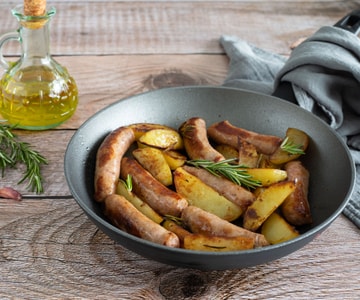 Salchicha y patatas en sartén