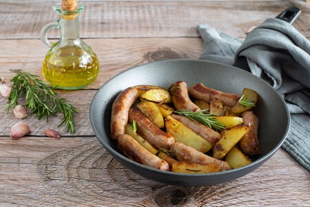 Salchicha y patatas en sartén