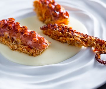 Pulpo a la plancha sobre crema de patatas