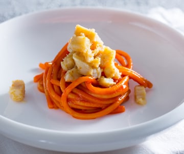 Espaguetis gruesos con crema de pimientos y bacalao