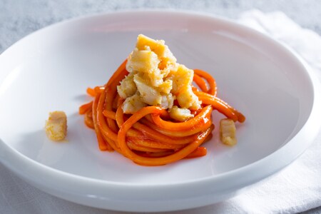 Espaguetis gruesos con crema de pimientos y bacalao