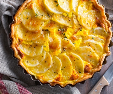 Tarta salada con patatas y mortadela
