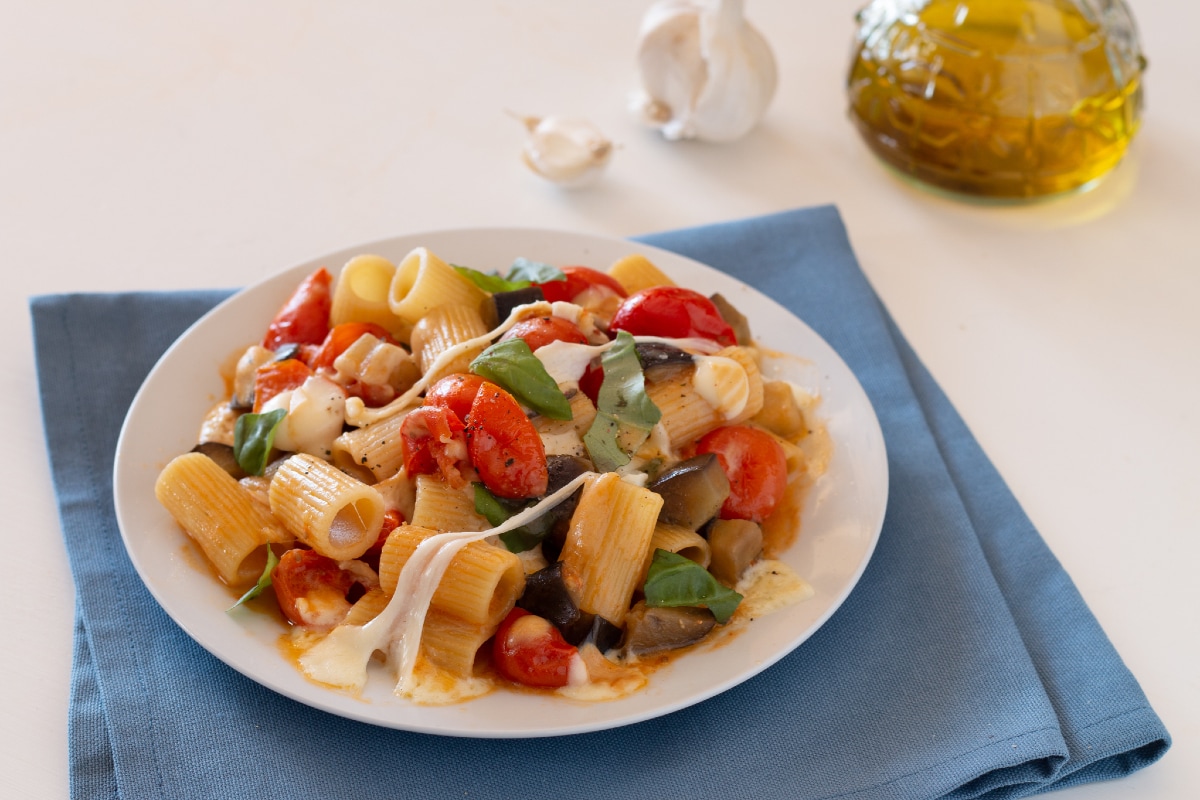 Pasta mezze maniche con berenjenas y scamorza ahumada