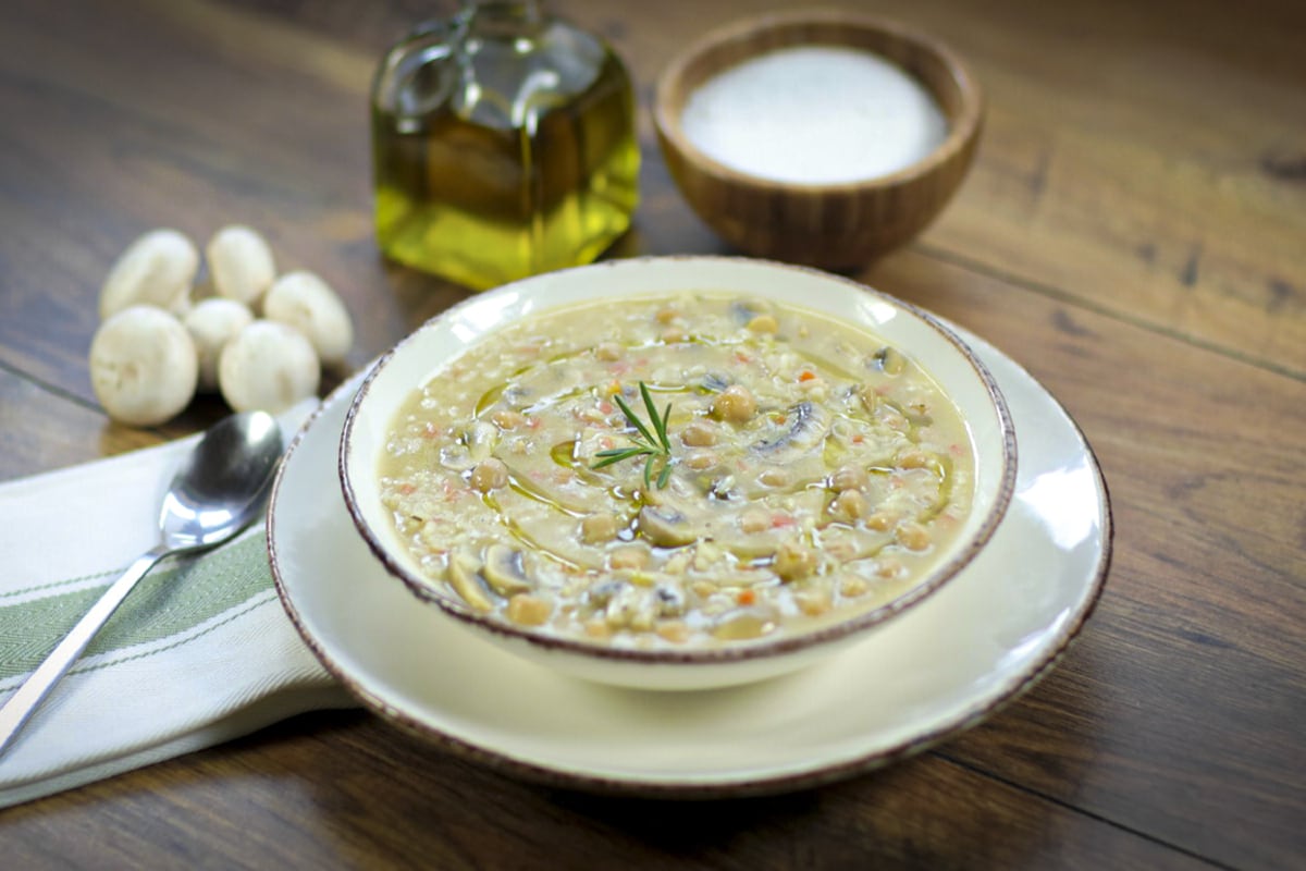 Sopa de arroz y garbanzos