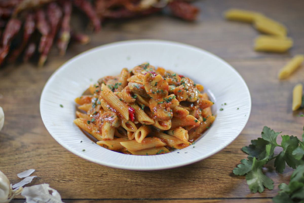 Penne alla arrabbiata con champiñones