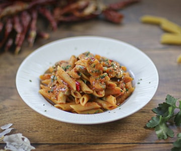 Penne alla arrabbiata con champiñones