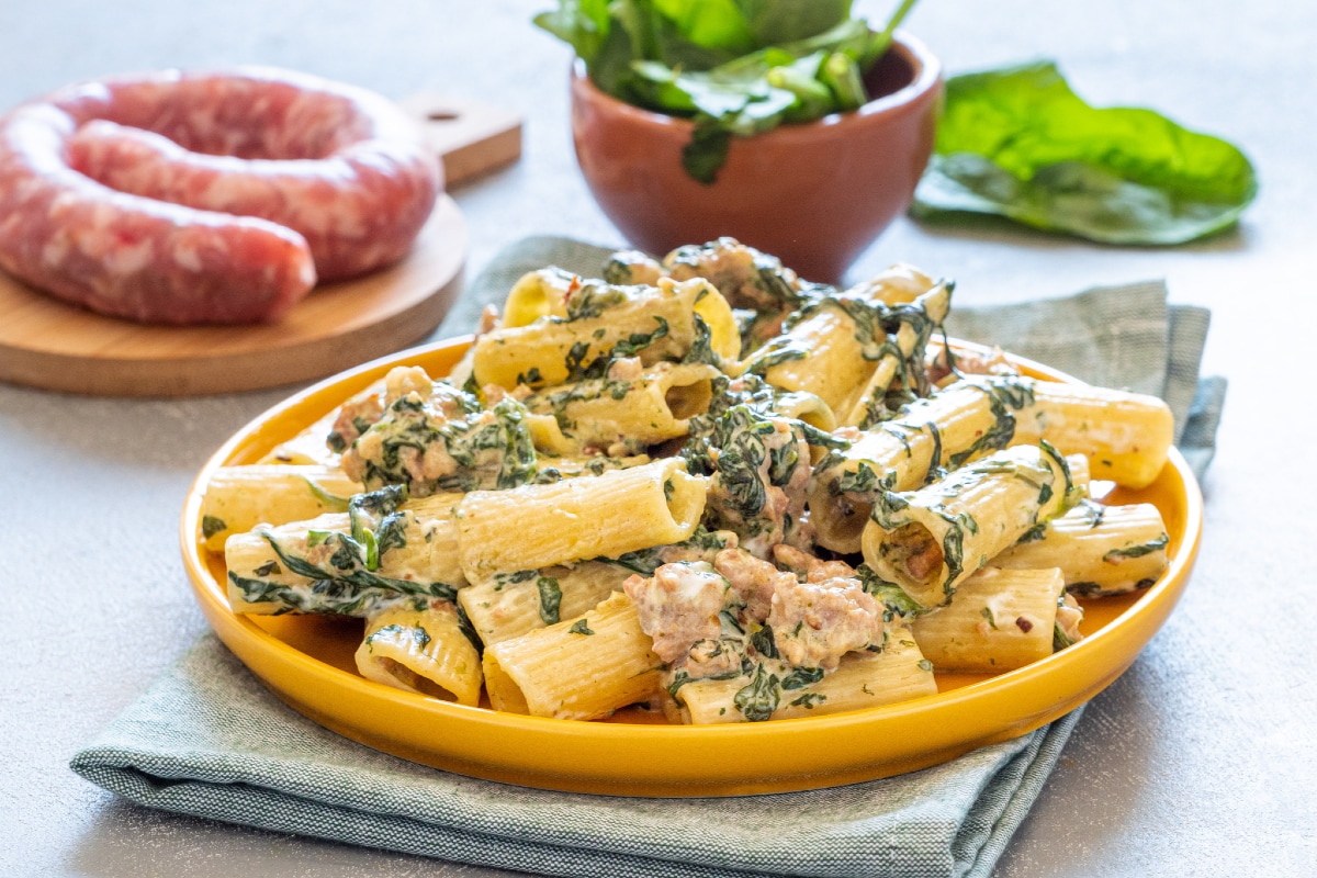 Rigatoni con espinacas, salchicha y robiola