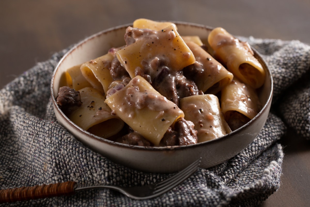 Paccheri queso, pimienta y salchicha
