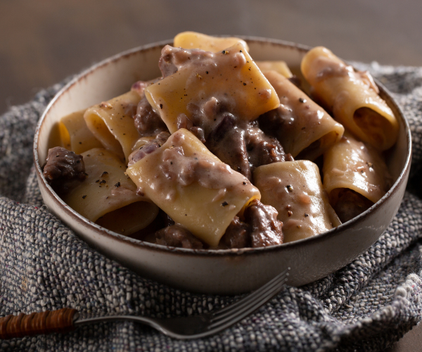 Paccheri queso, pimienta y salchicha