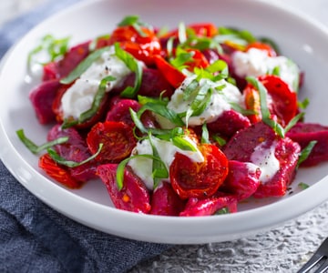 Ñoquis de remolacha con tomatitos y stracciatella
