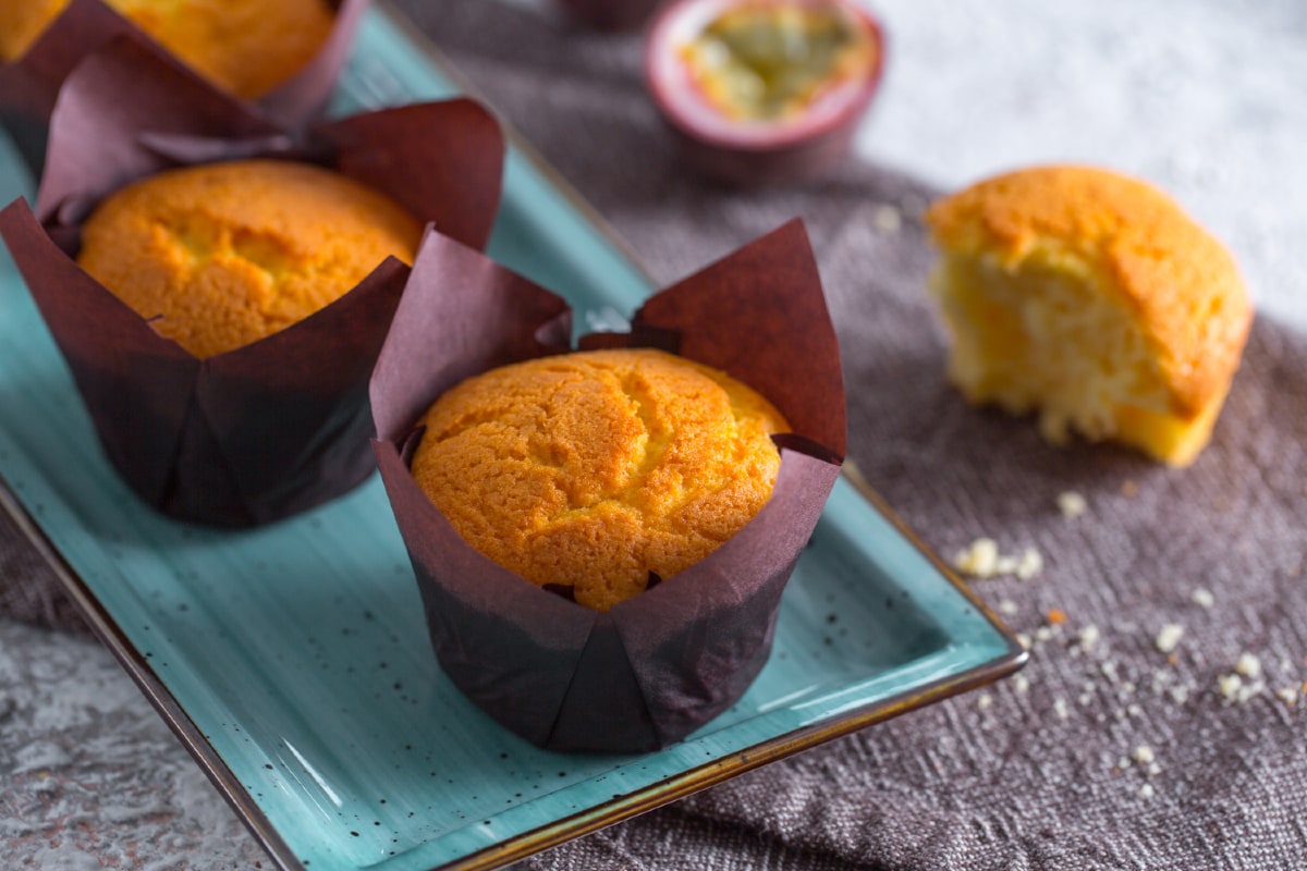Muffin con yogur, mango y maracuyá