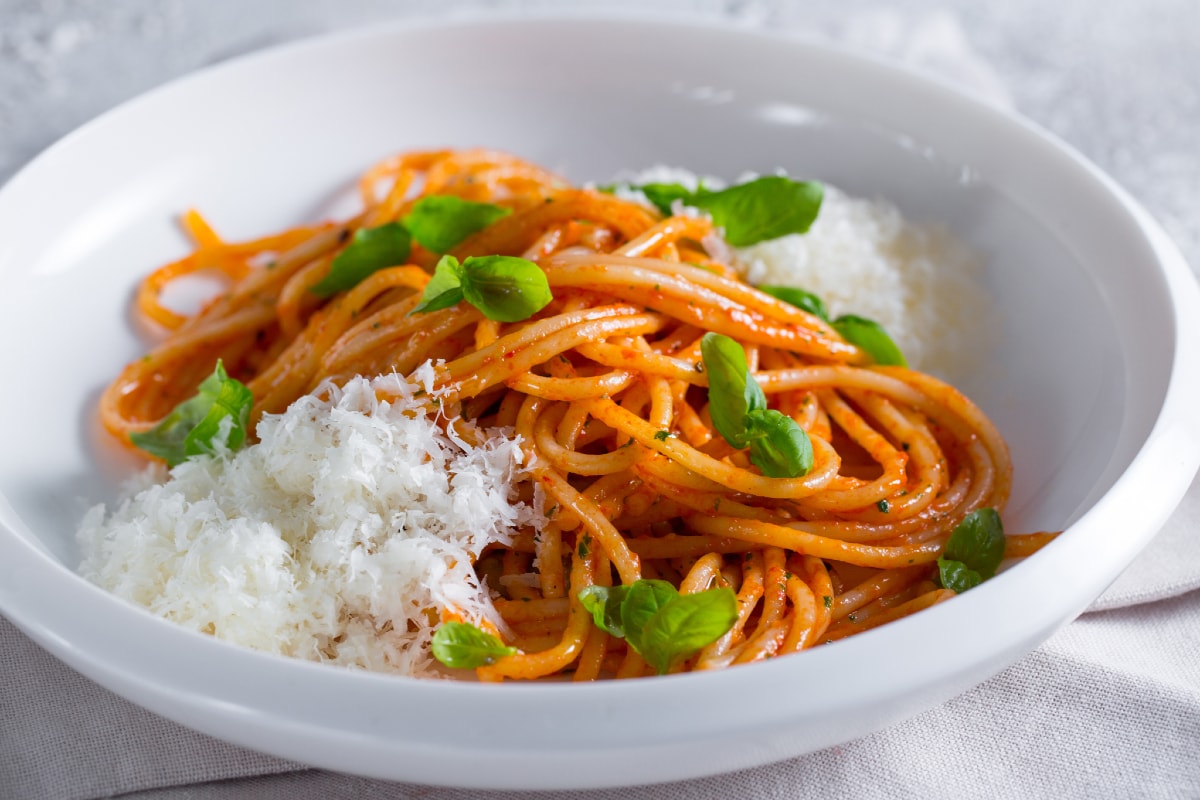 Espaguetis a la parmesana con coulis de tomate