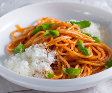 Espaguetis a la parmesana con coulis de tomate