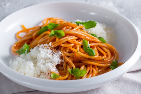 Espaguetis a la parmesana con coulis de tomate