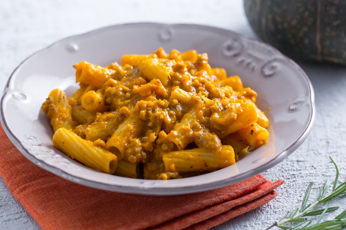 Pasta con calabaza y salchicha
