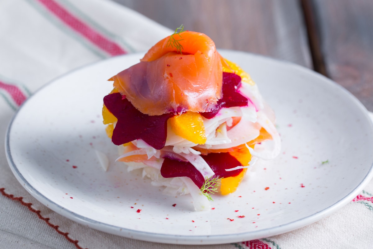Carpaccio de salmón ahumado con hinojo y naranja