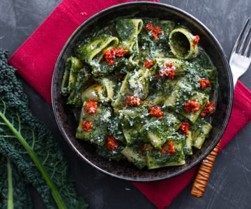 Calamarata con col rizada y 'nduja