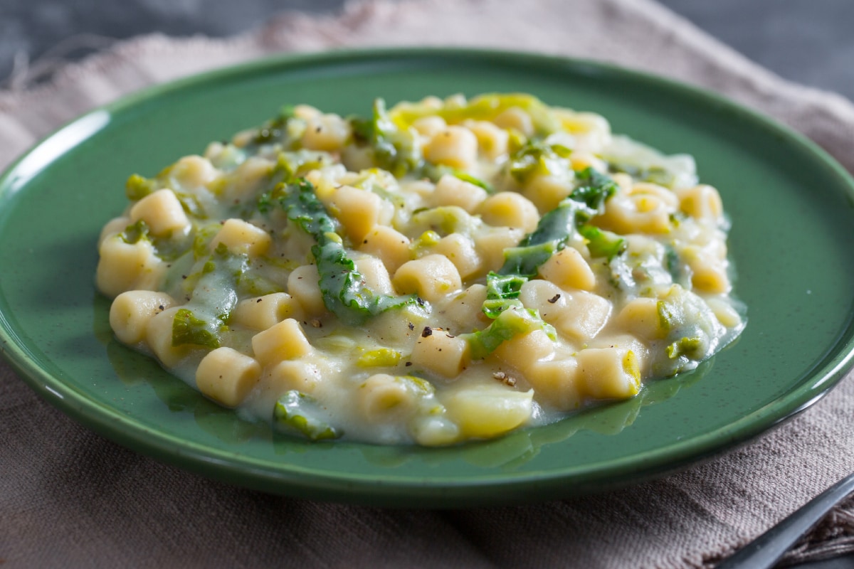 Pasta con tocino con col y patatas
