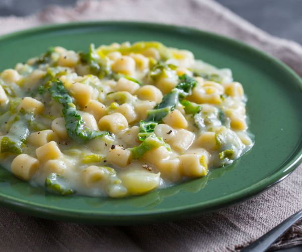 Pasta con tocino con col y patatas