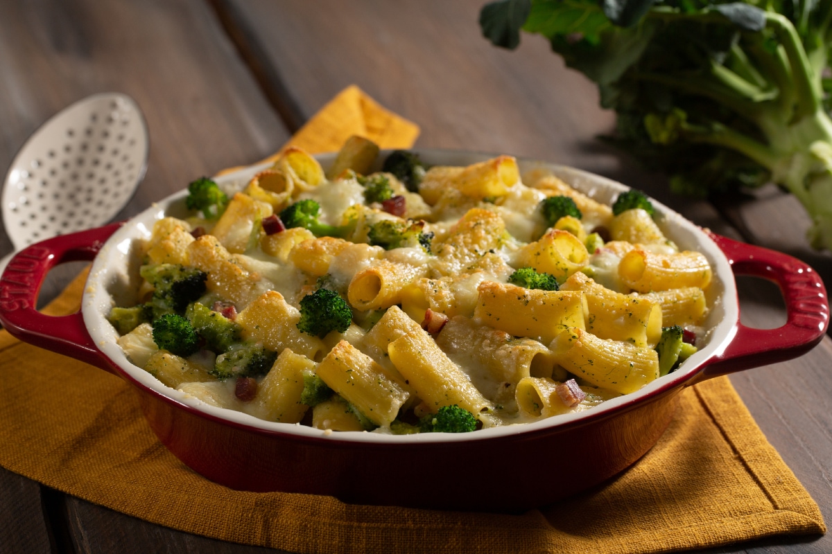 Pasta al horno con brócoli y panceta